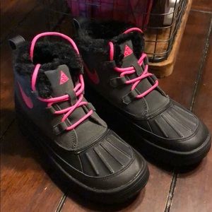 NWOT NIKE Girls snow boots